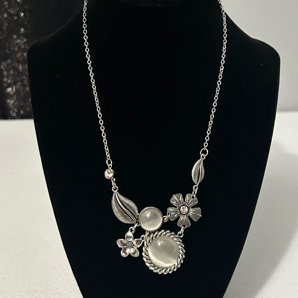 Paparazzi Silver Floral Necklace set